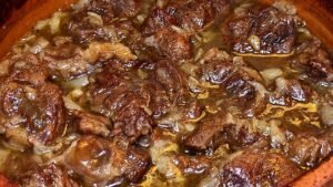 طريقة عمل لحمة موزة بالبصل